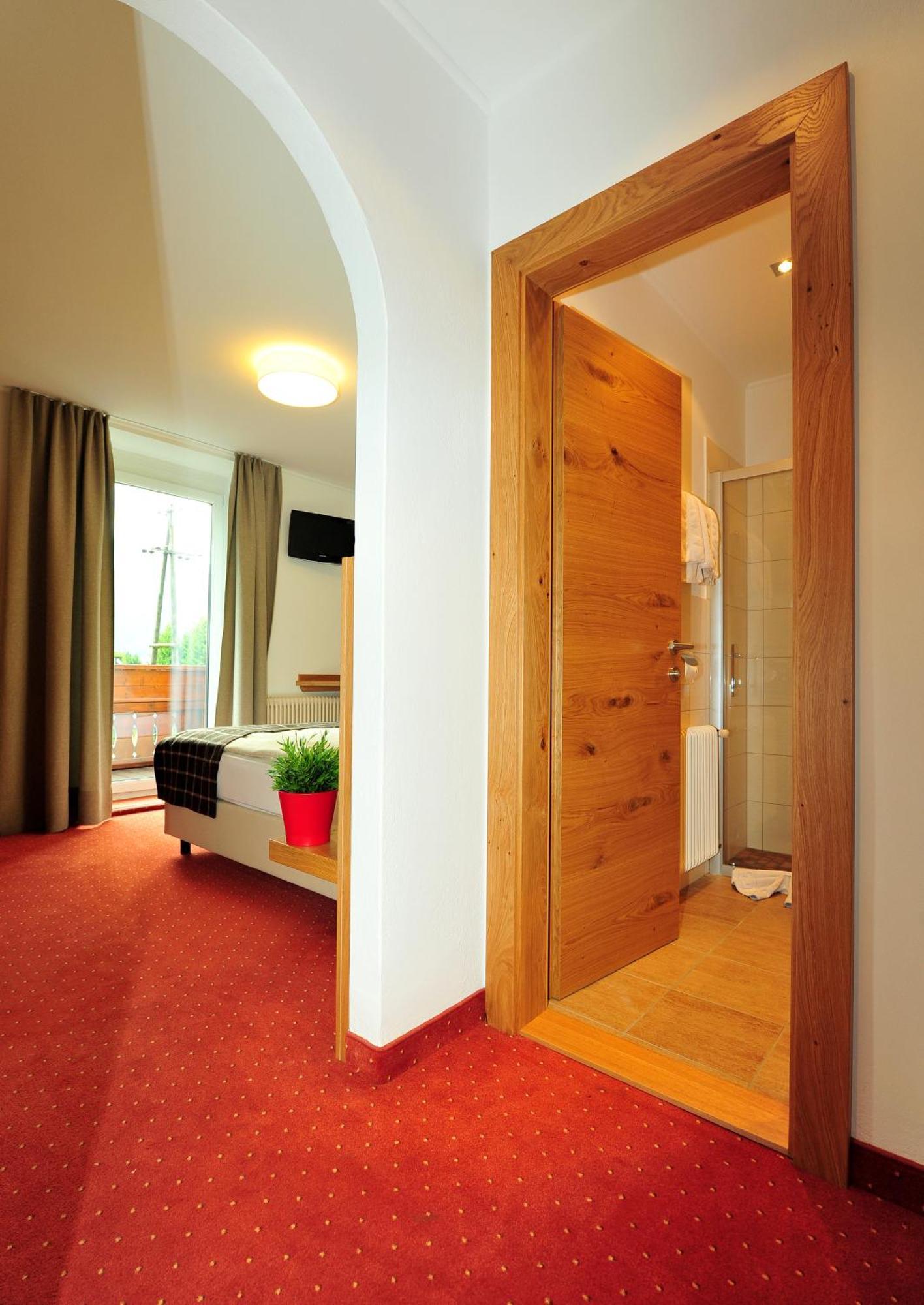 Hotel-Gasthof Strasswirt Tropolach Room photo